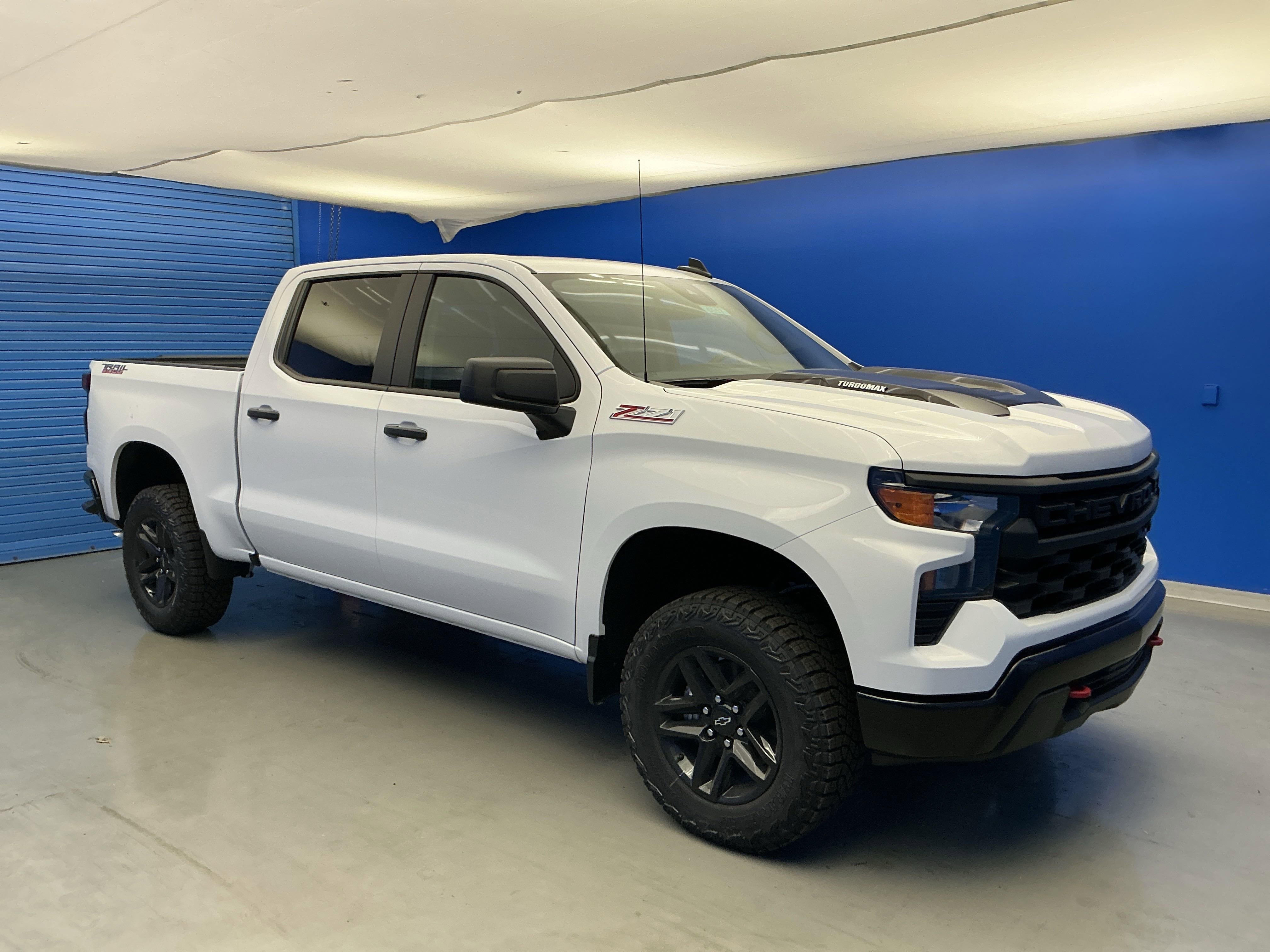 2025 Chevrolet Silverado 1500 Custom Trail Boss photo 2