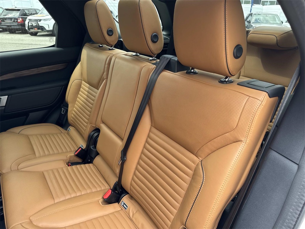 2020 Land Rover Discovery HSE photo 13