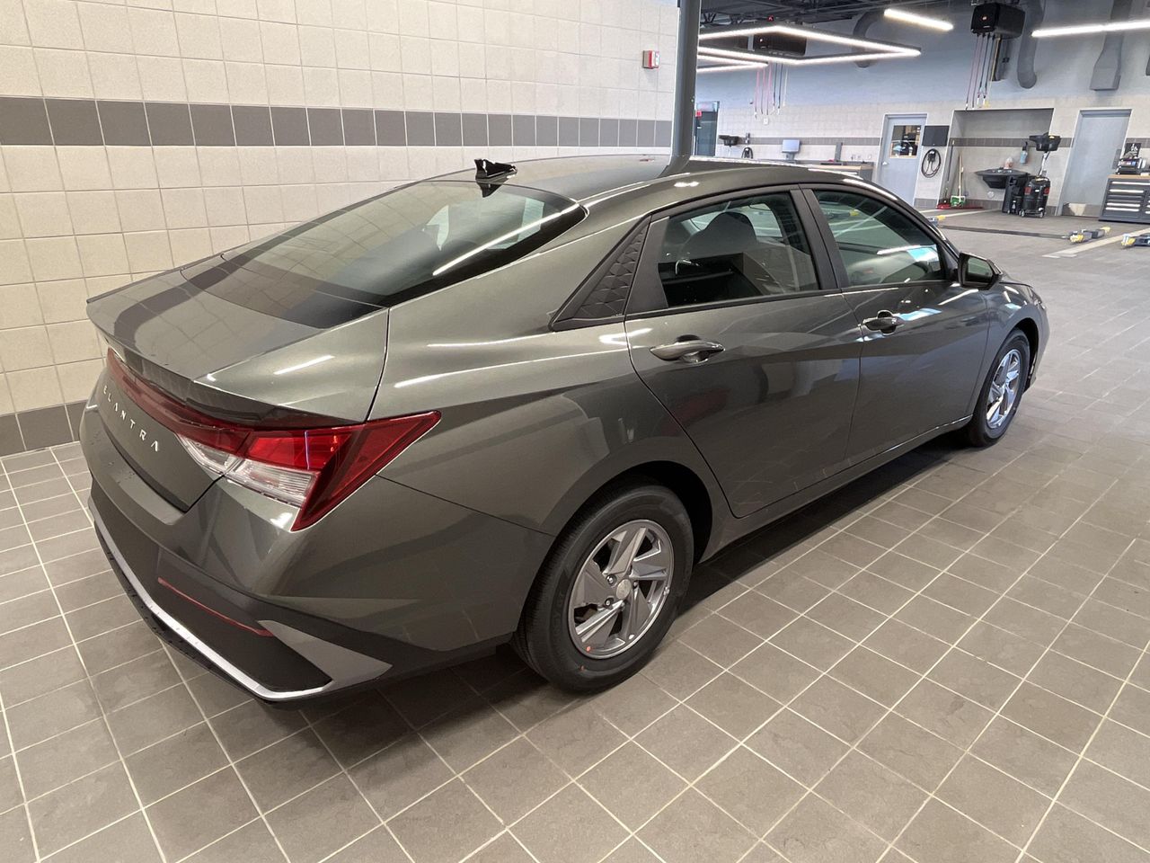2025 Hyundai Elantra SE photo 3