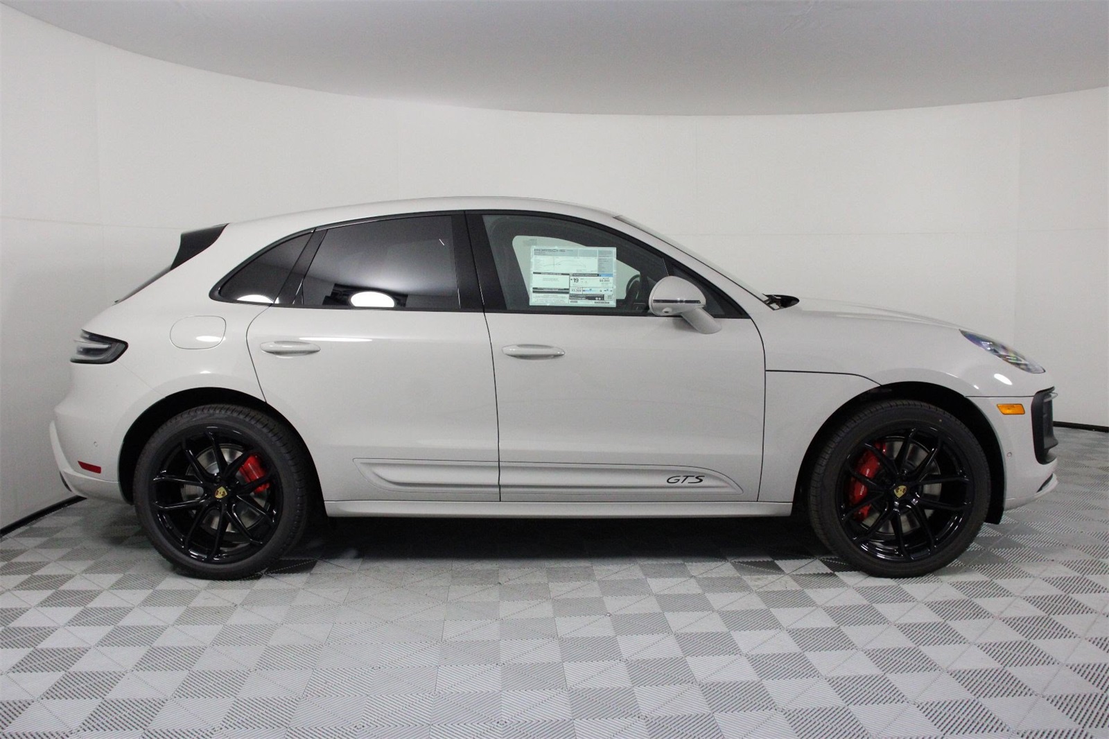 2026 Porsche Macan GTS photo 8