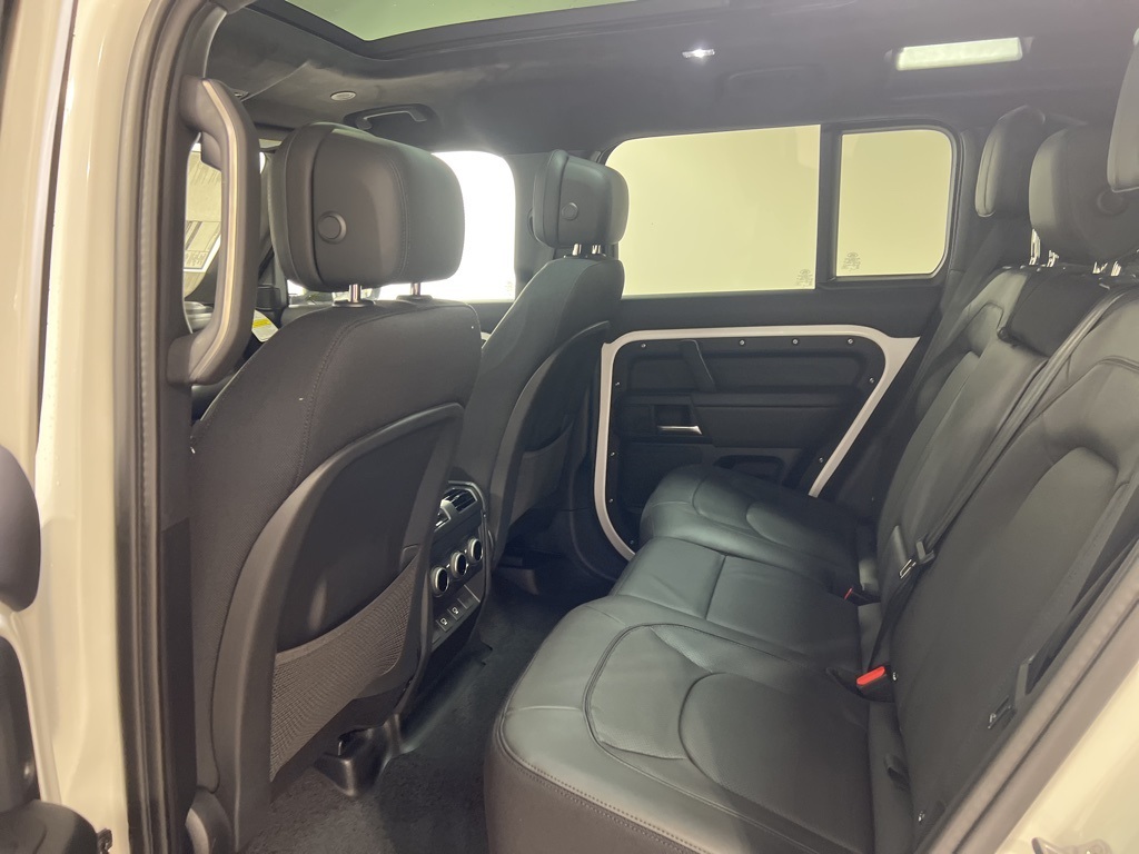 2025 Land Rover Defender 110 V8 photo 19