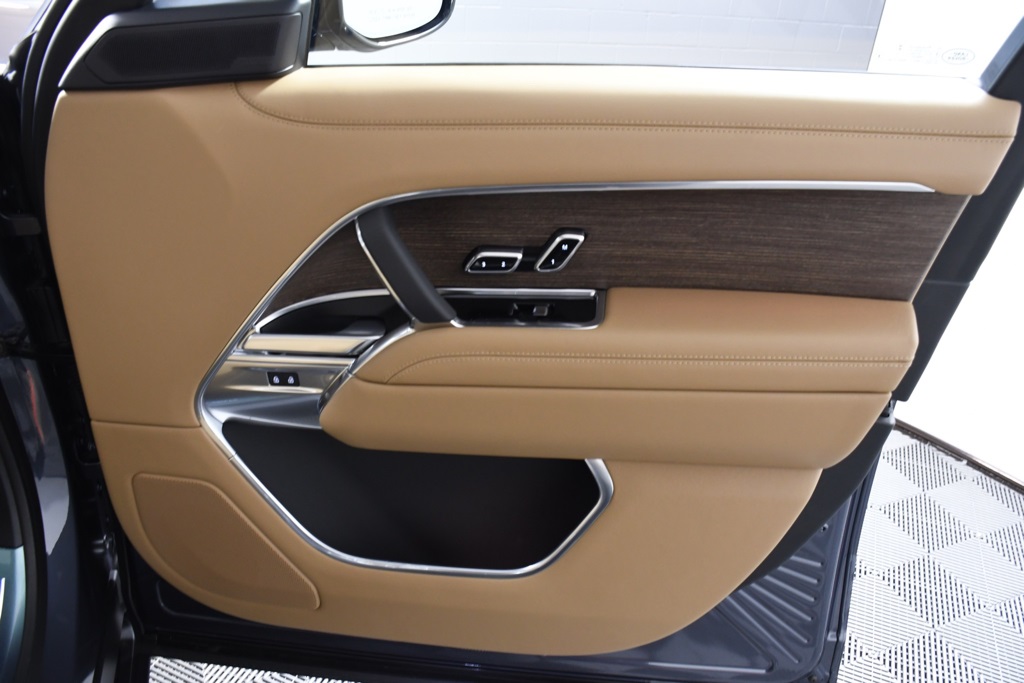 2025 Land Rover Range Rover SE photo 17