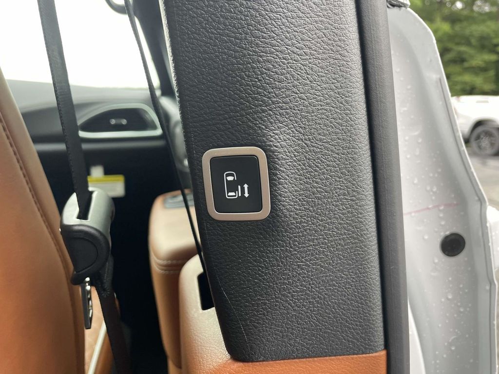 2026 Chrysler Pacifica Pinnacle photo 17