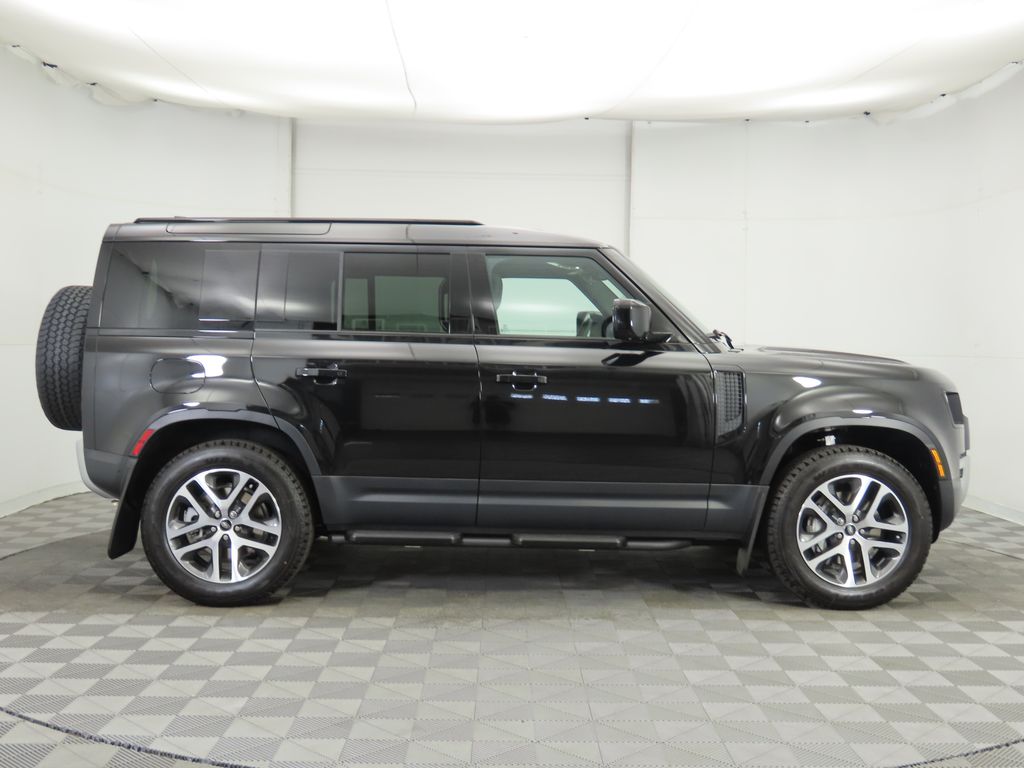 2025 Land Rover Defender 110 S photo 4