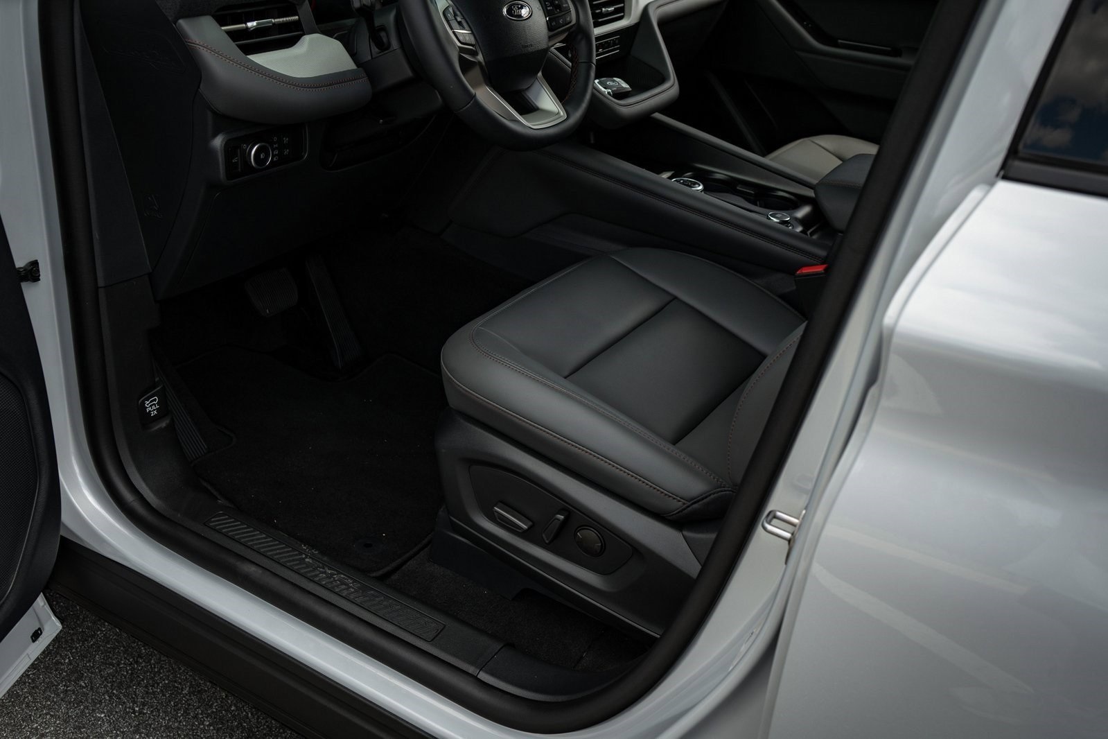 2025 Ford Explorer photo 16