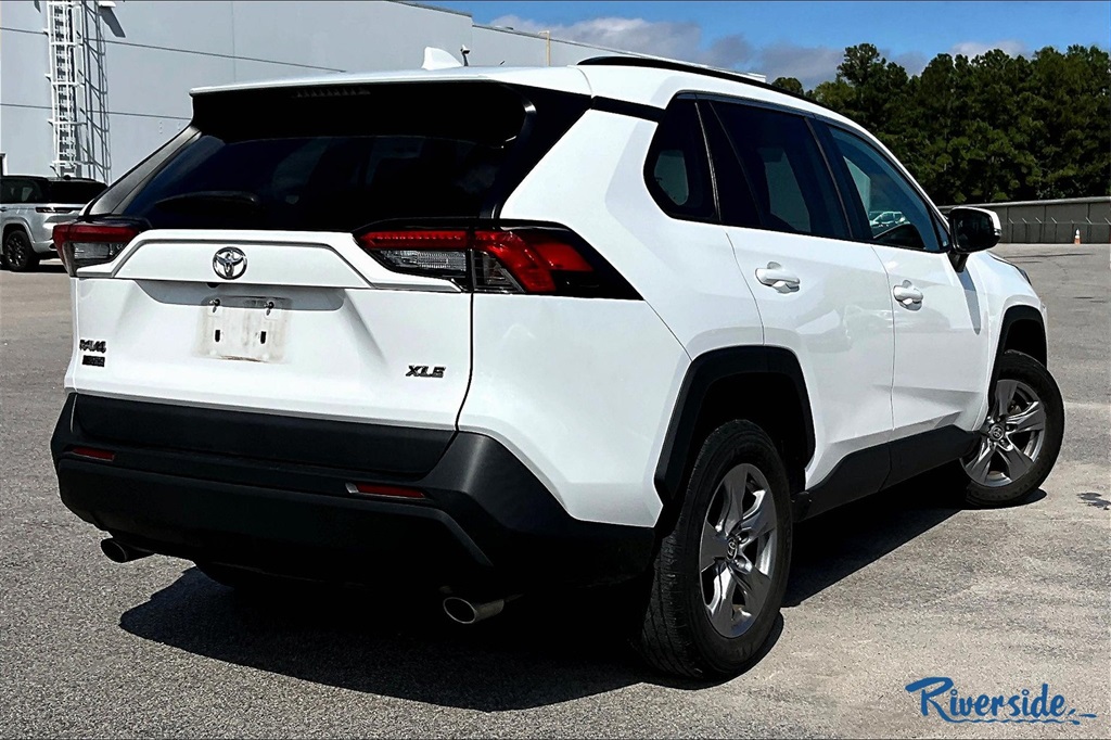 2022 Toyota RAV4 XLE photo 4