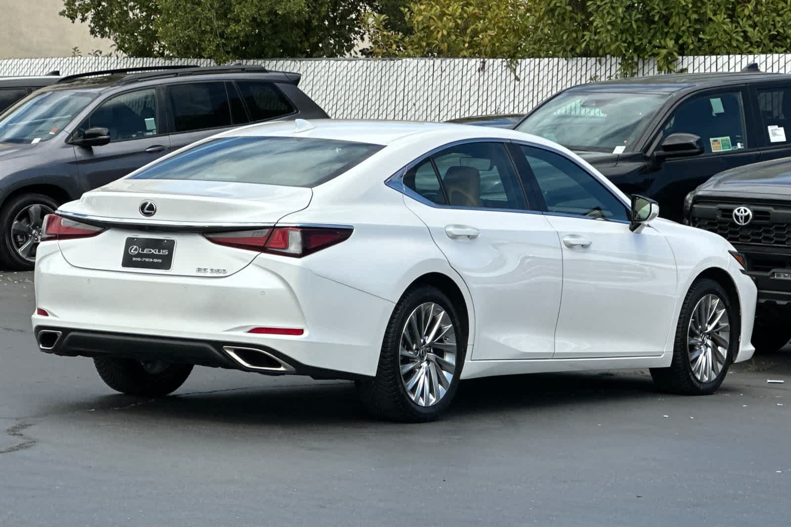 2021 Lexus ES Luxury photo 2
