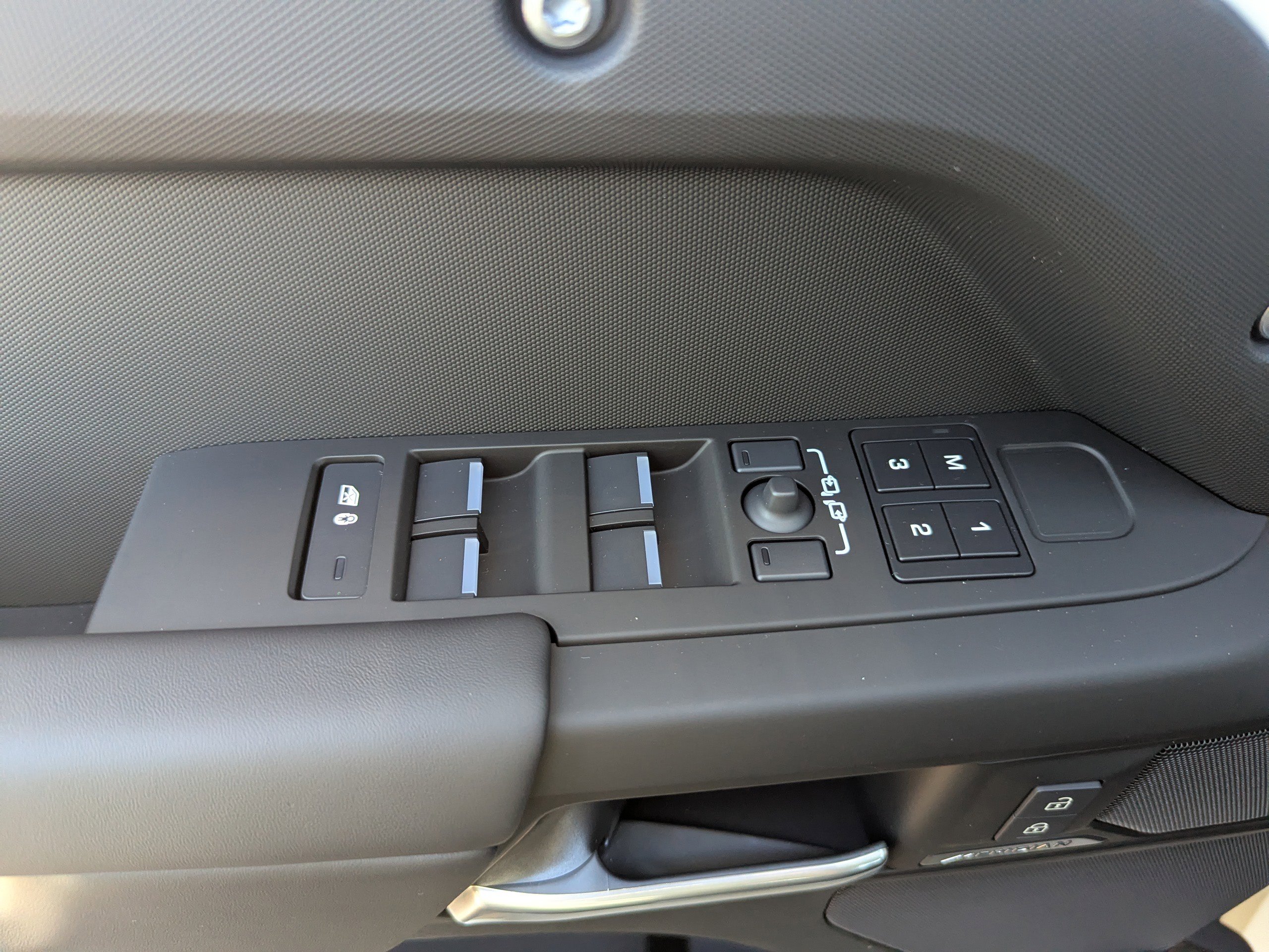 2026 Land Rover Defender 110 S photo 12