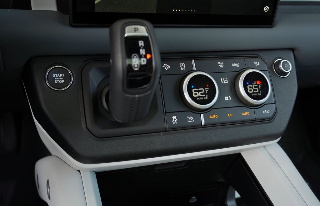 2025 Land Rover Defender 110 S photo 21