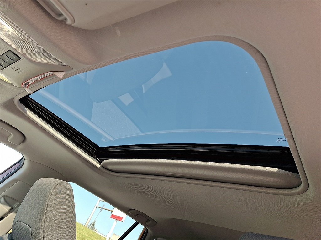 2022 Toyota RAV4 Hybrid XLE photo 16
