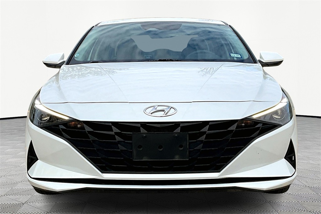 2022 Hyundai Elantra SEL photo 3