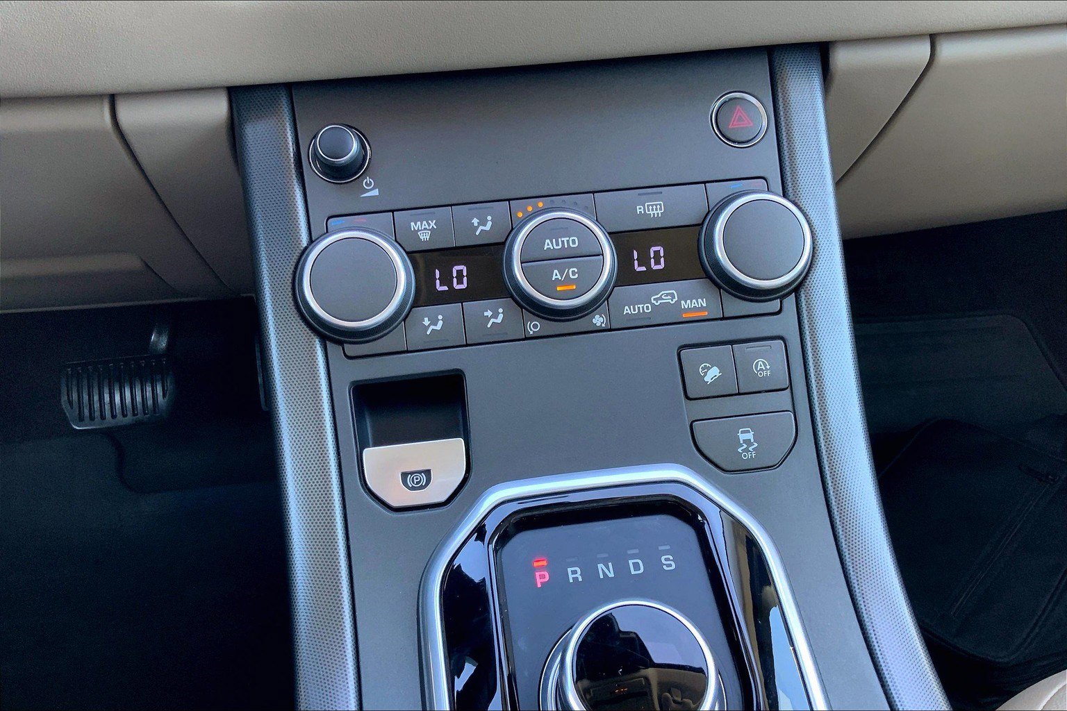 2019 Land Rover Range Rover Evoque SE photo 29