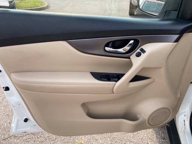 2016 Nissan Rogue SV photo 15