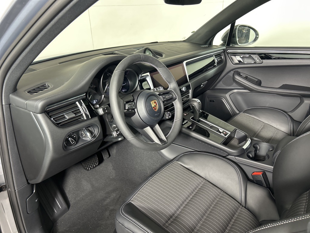 2025 Porsche Macan T photo 16