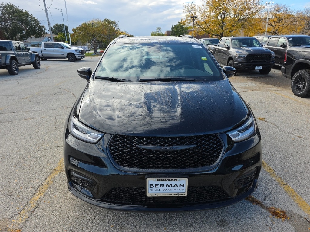 2026 Chrysler Pacifica photo 2