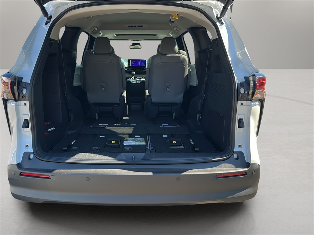 2025 Toyota Sienna XLE photo 26