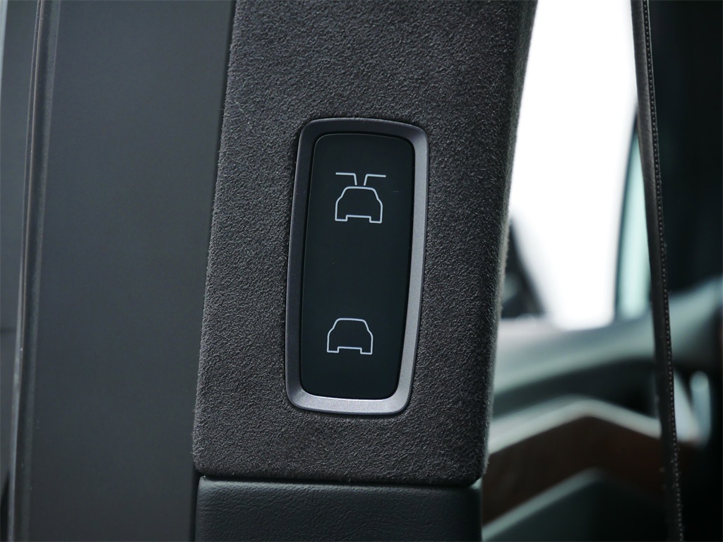 2019 Tesla Model X Long Range photo 16