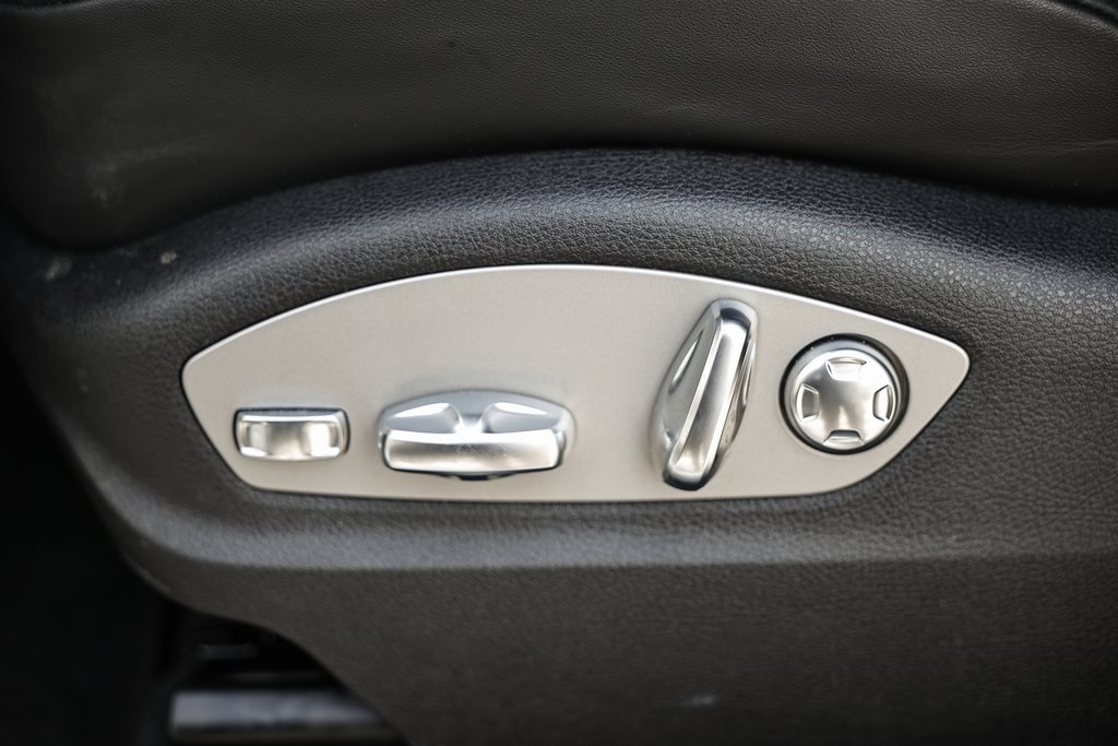2024 Porsche Macan T photo 25