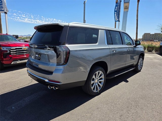 2025 Chevrolet Suburban Premier photo 2