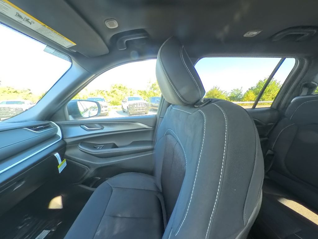 2025 Jeep Grand Cherokee Laredo X photo 22