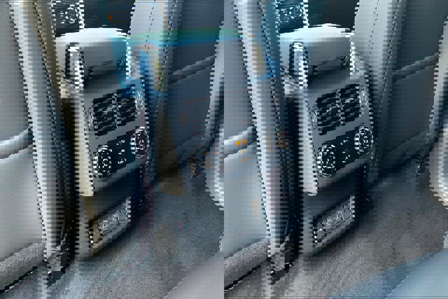 2025 Land Rover Discovery S photo 17