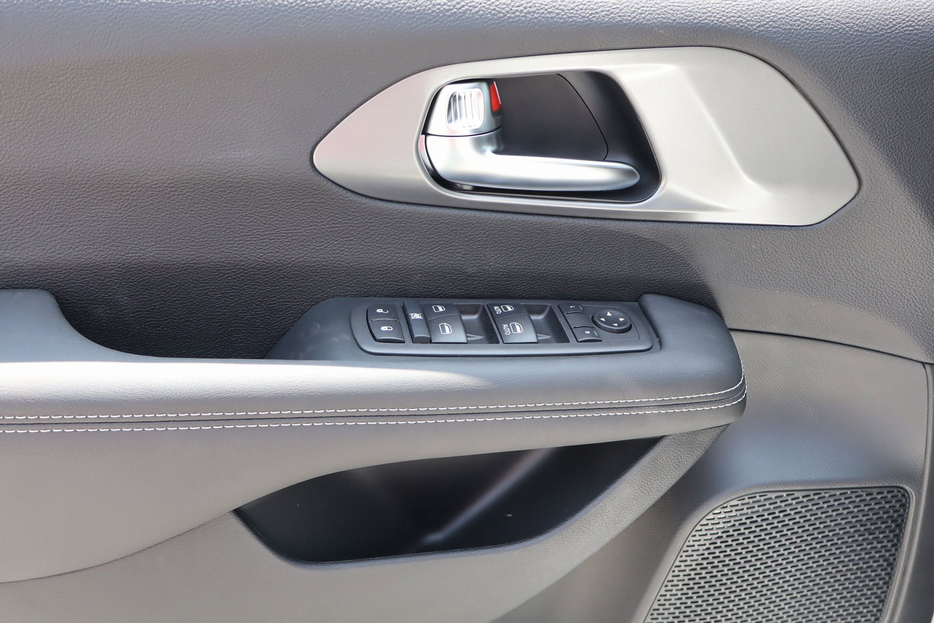 2025 Chrysler Voyager LX photo 21