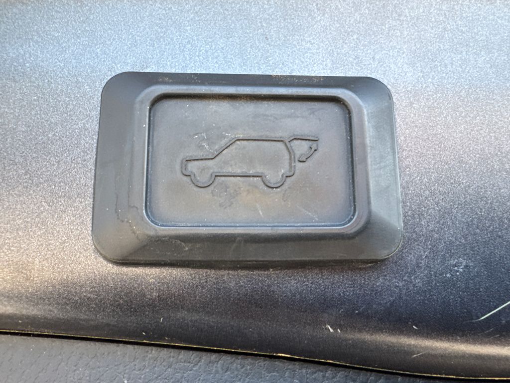 2019 Toyota RAV4 Hybrid XSE photo 16