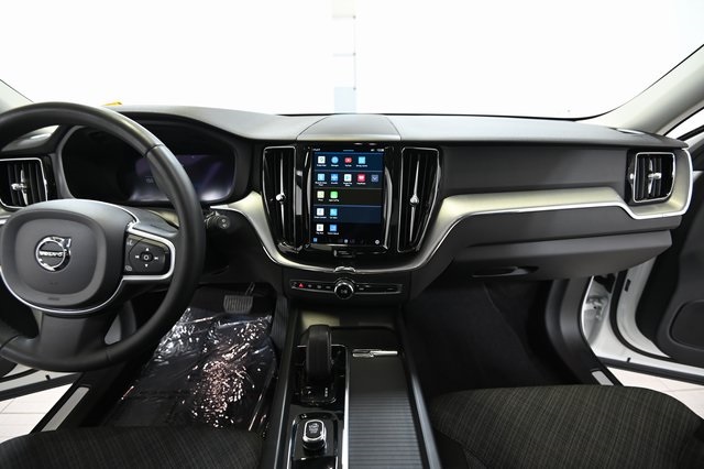 2022 Volvo XC60 B5 Momentum photo 2