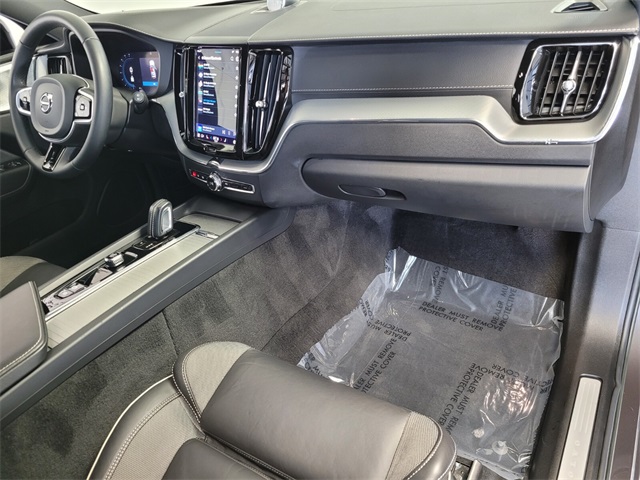2022 Volvo XC60 B5 R-Design photo 17