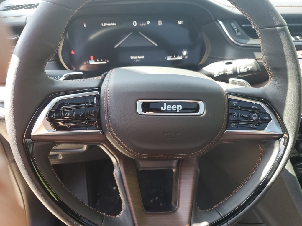 2025 Jeep Grand Cherokee Summit photo 16