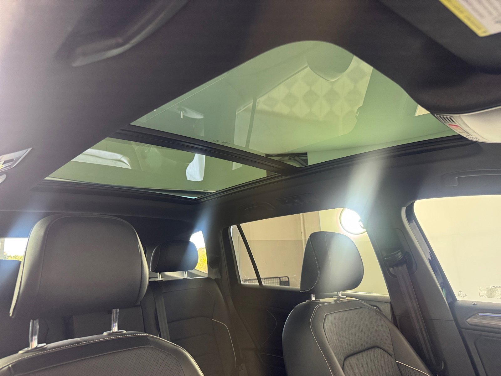 2022 Volkswagen Tiguan SEL Premium R-Line photo 3