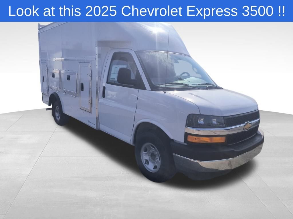 2025 Chevrolet Express Cutaway Base's photo