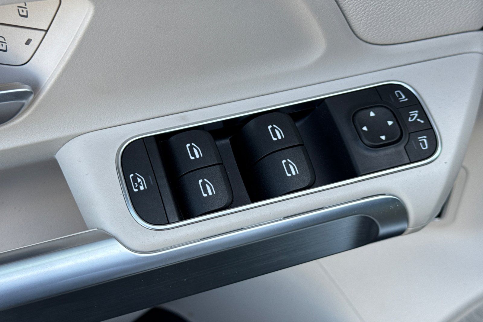 2025 Mercedes Benz GLB 250 photo 19