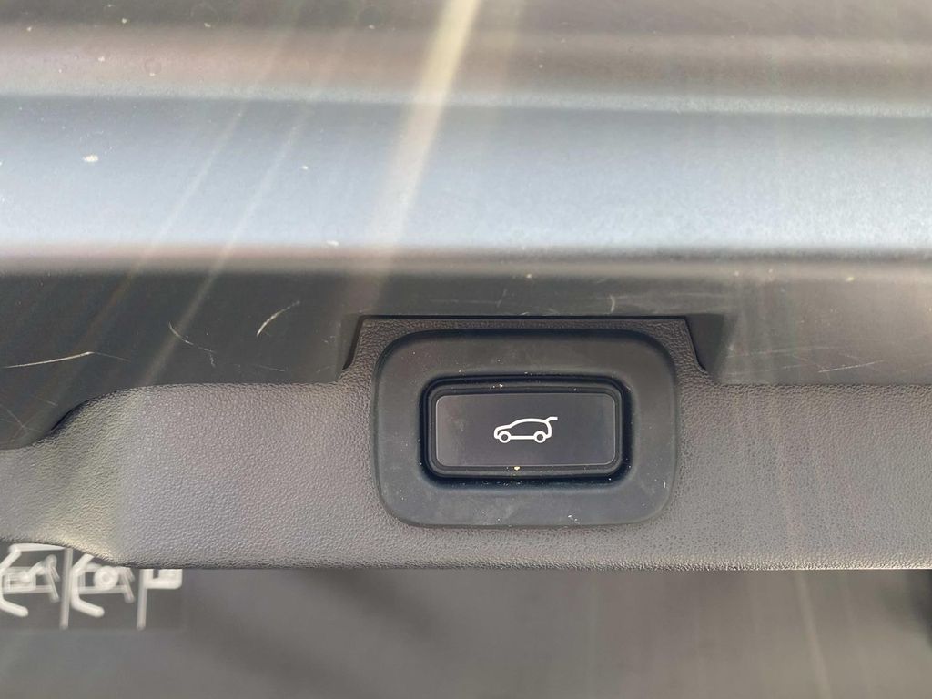 2023 Land Rover Discovery S R-Dynamic photo 8