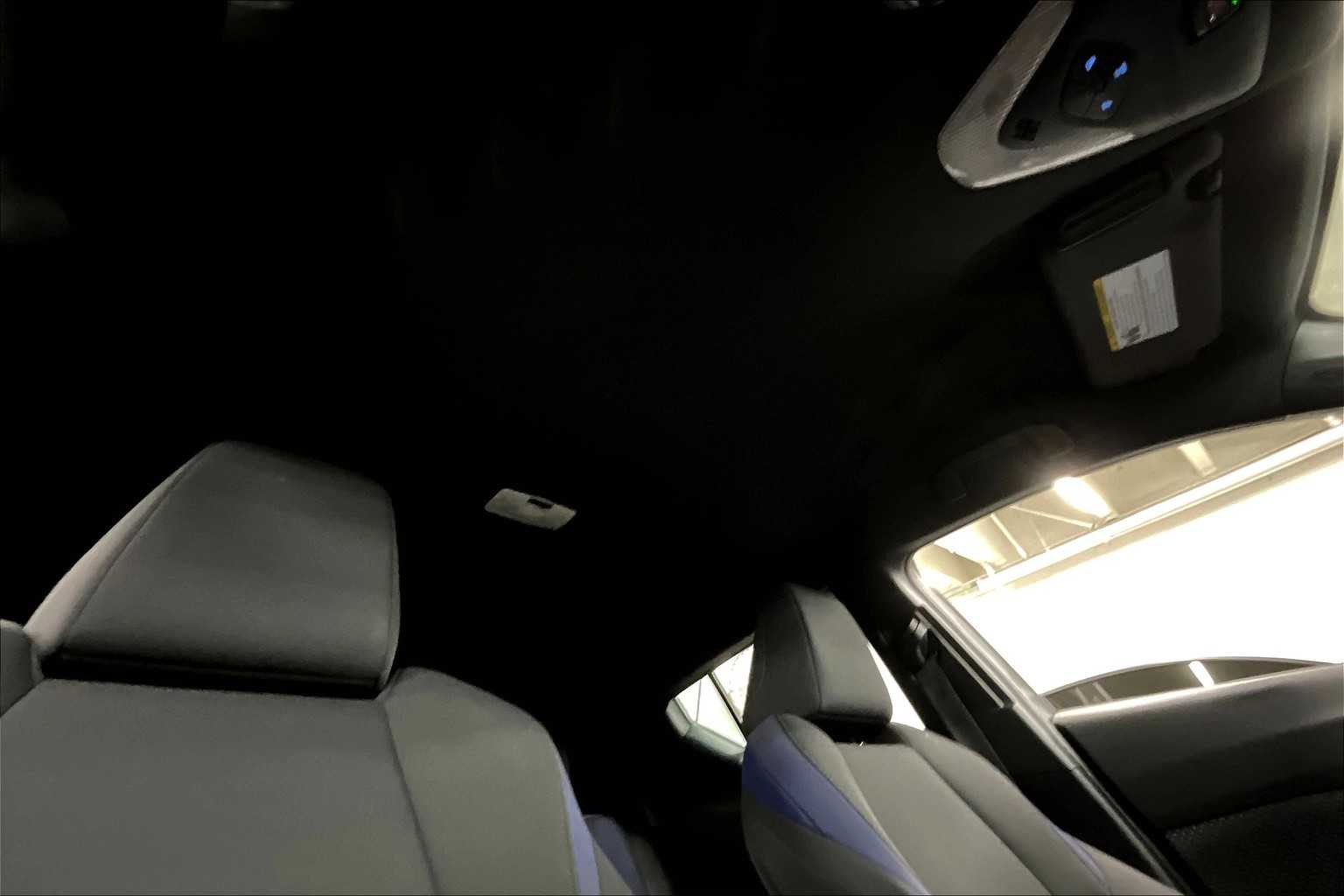 2022 Toyota C-HR XLE photo 13