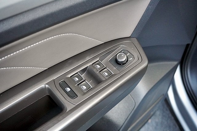 Used 2022 Silver Volkswagen 3.6L V6 SE w/Technology image 23