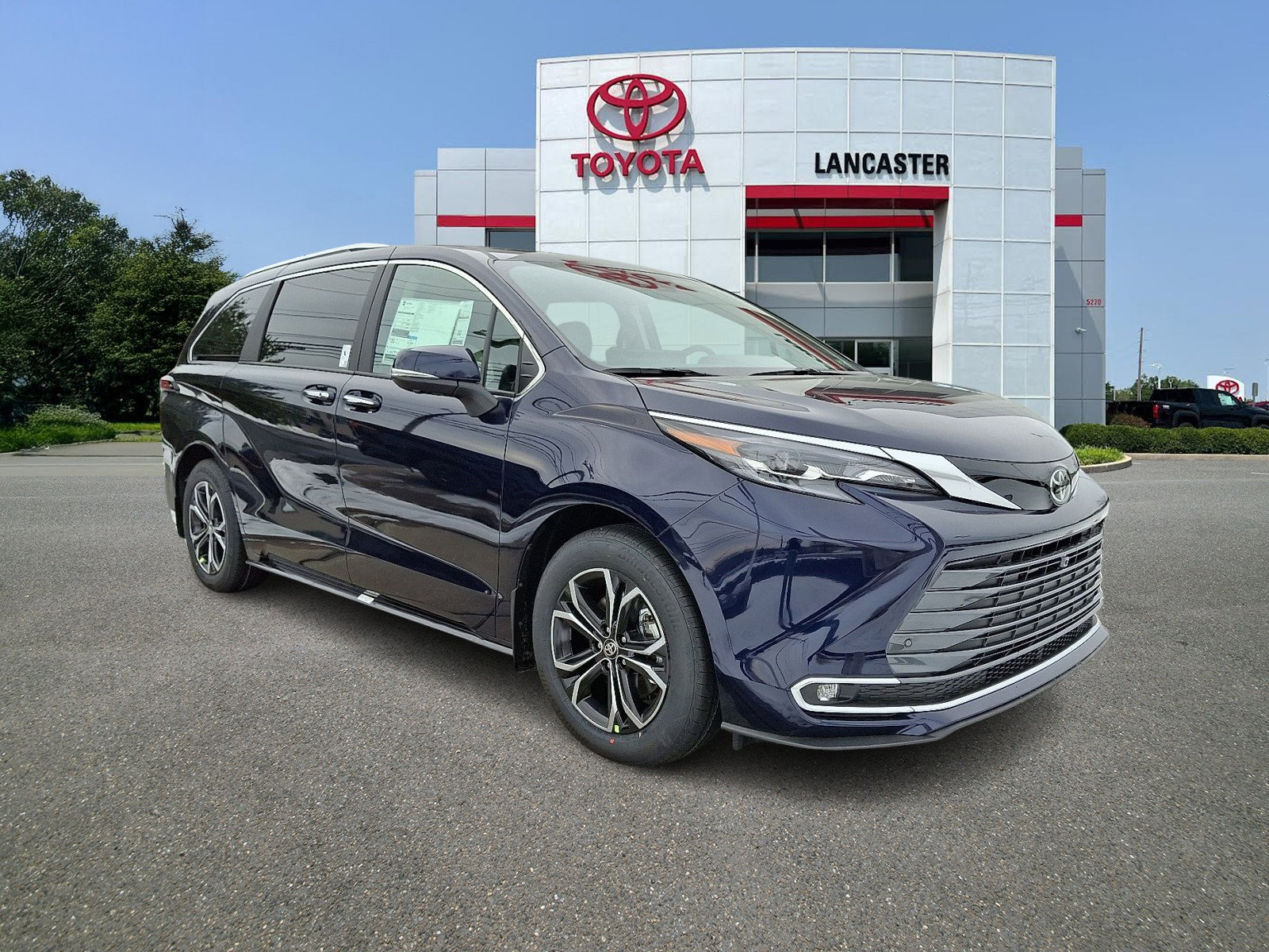 2026 Toyota Sienna Platinum's photo