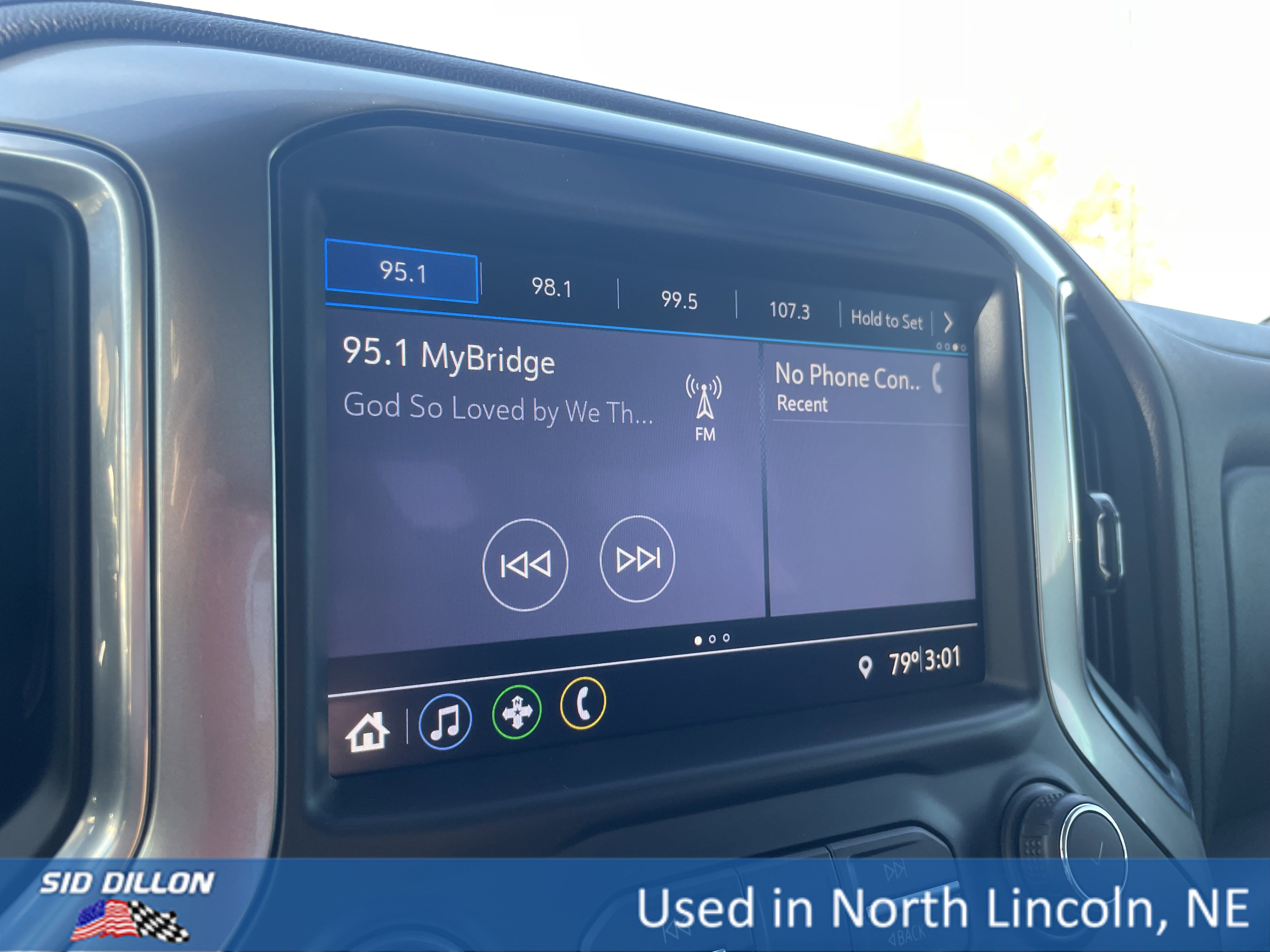 2019 Chevrolet Silverado 1500 RST photo 2