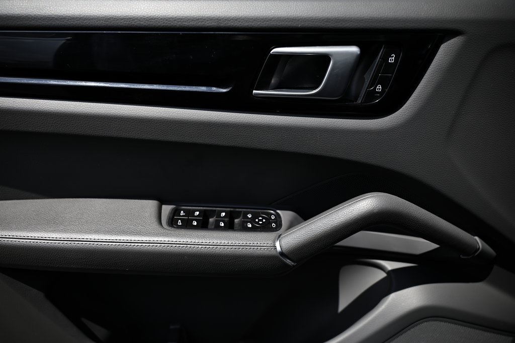 2022 Porsche Cayenne Base photo 19