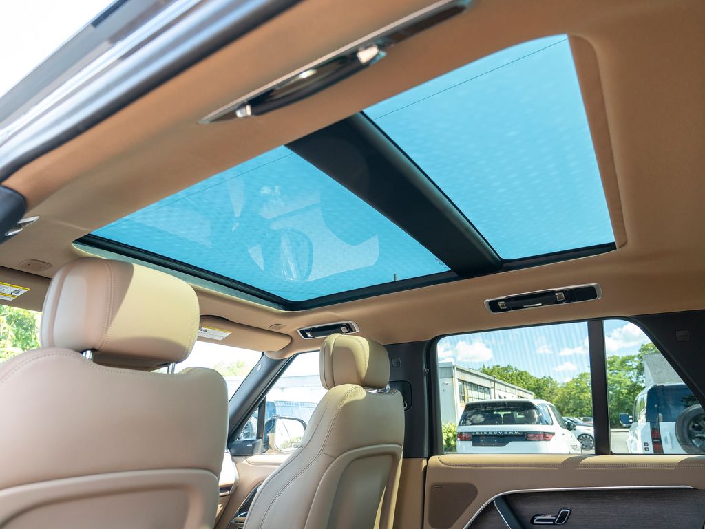 2023 Land Rover Range Rover SE photo 32