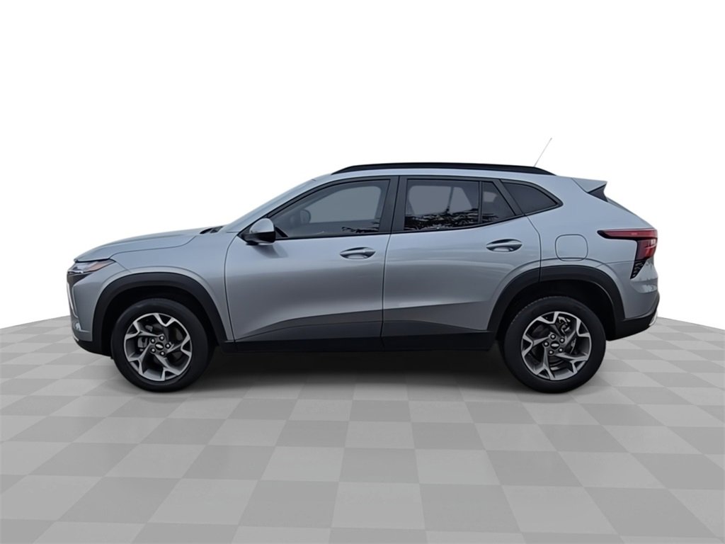 2024 Chevrolet Trax LT photo 2
