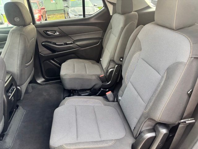 2021 Chevrolet Traverse photo 2