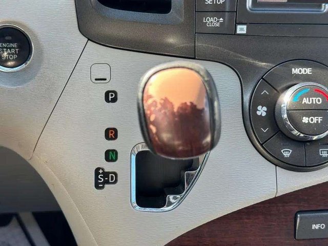 2011 Toyota Sienna Limited photo 25