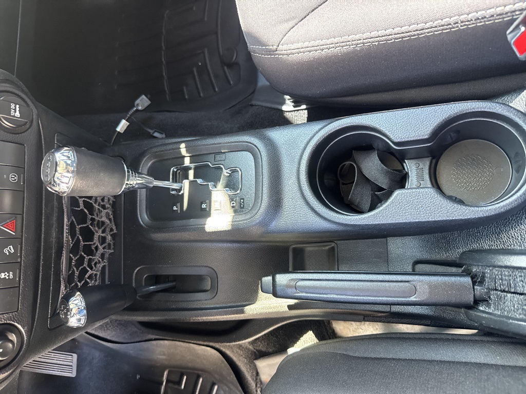 2015 Jeep Wrangler Unlimited Sahara photo 31