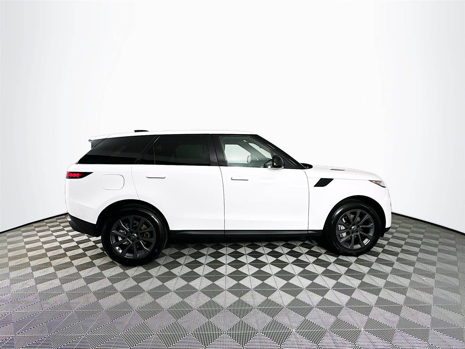 2025 Land Rover Range Rover Sport P360 S photo 4
