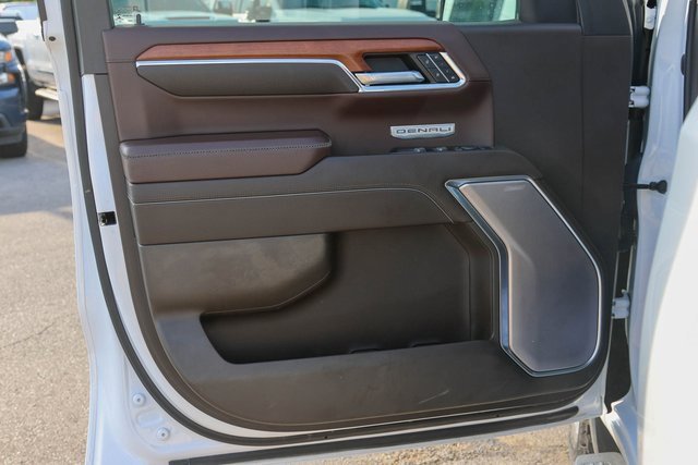 Used 2022 White Frost Tricoat GMC Denali image 12