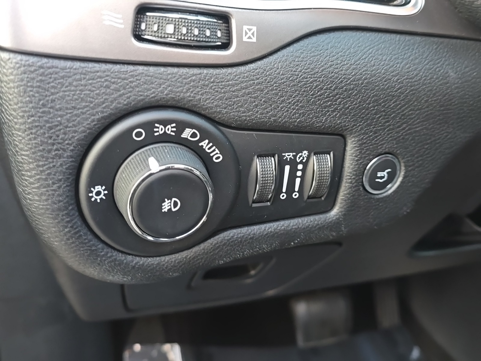 2020 Jeep Cherokee Limited photo 18