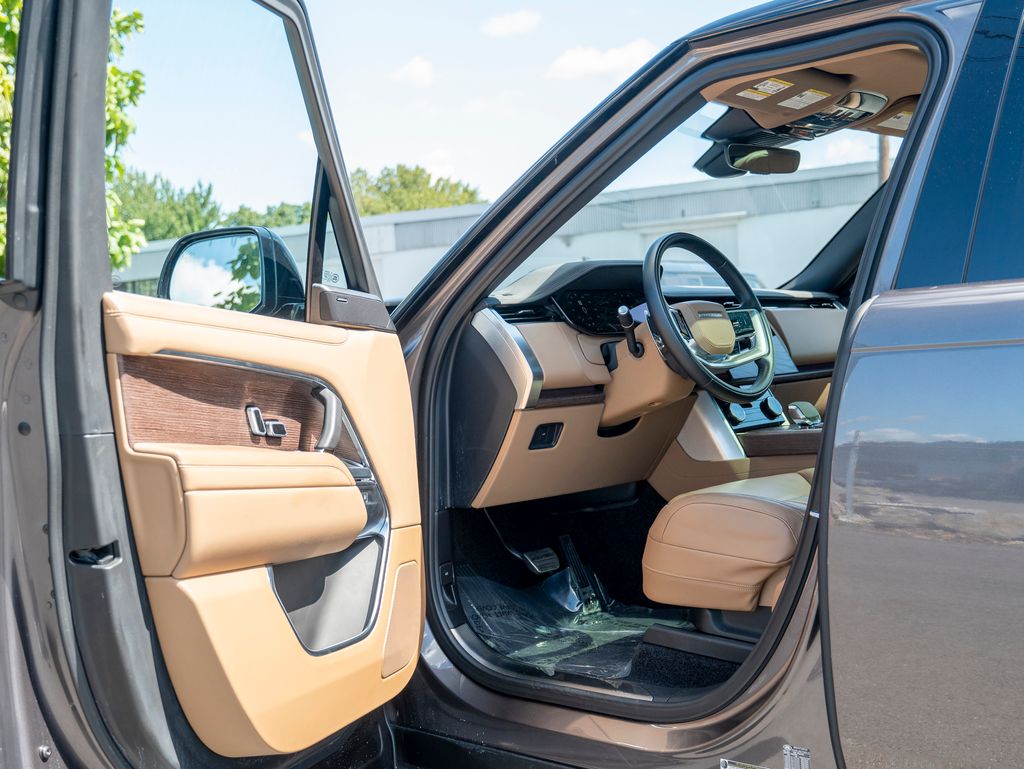 2023 Land Rover Range Rover SE photo 10