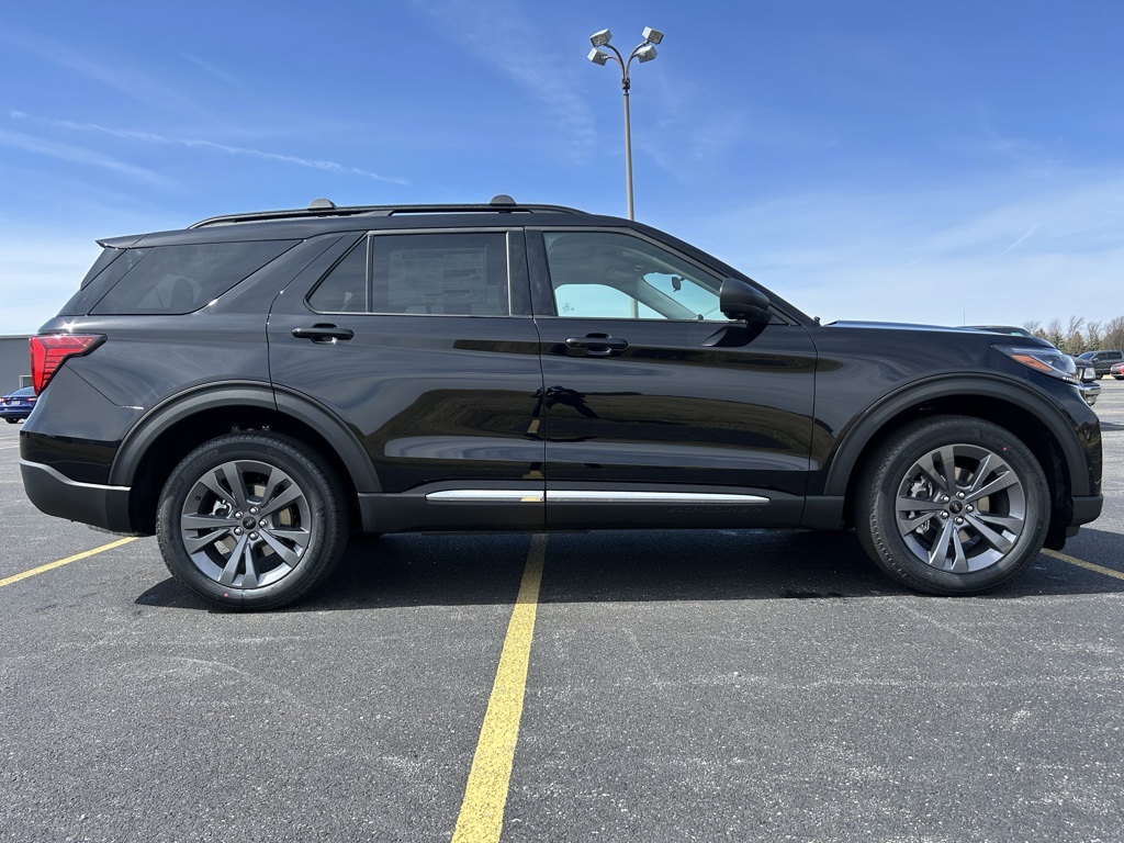 2025 Ford Explorer photo 3