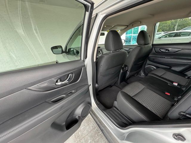 2018 Nissan Rogue SV photo 17